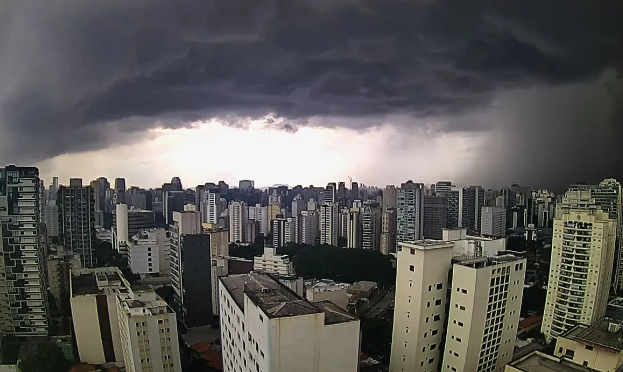 A imagem mostra a forma&ccedil;&atilde;o de chuva intensa em S&atilde;o Paulo